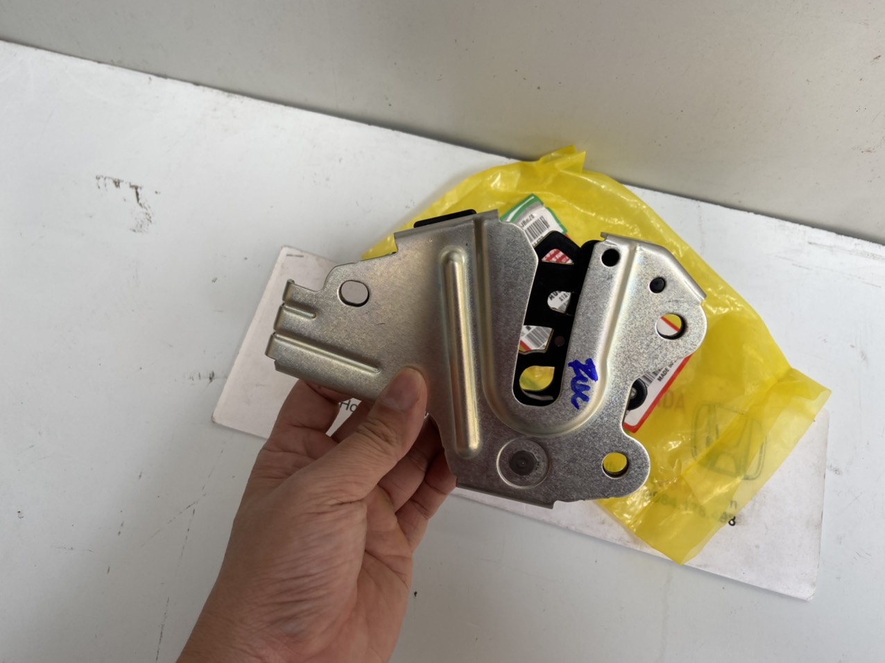 Khoá ngậm cửa hậu xe Honda CRV